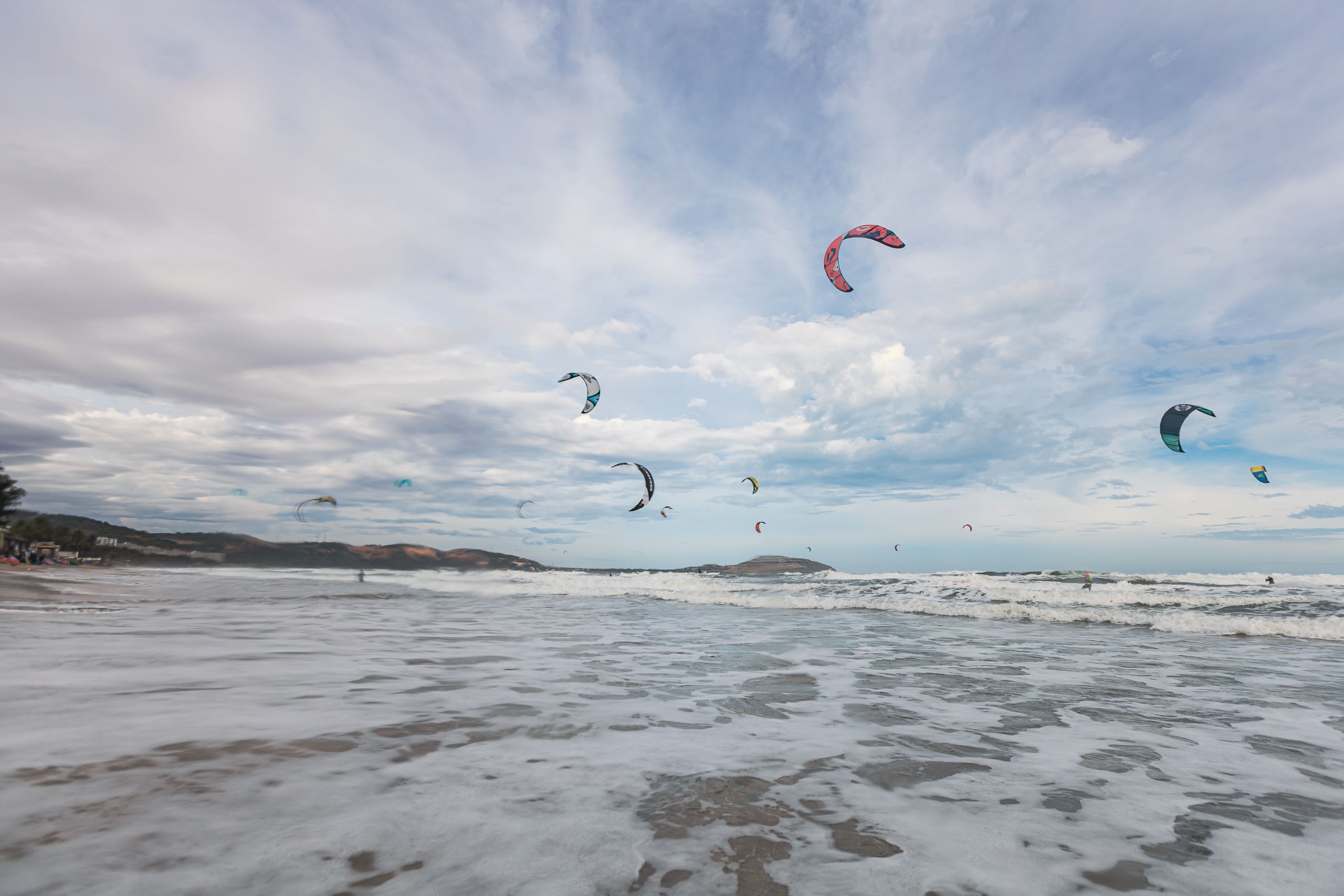 Pipas de kitesurf no céu sobre a Lagoa de Ibiraquera, próxima à Praia do Rosa